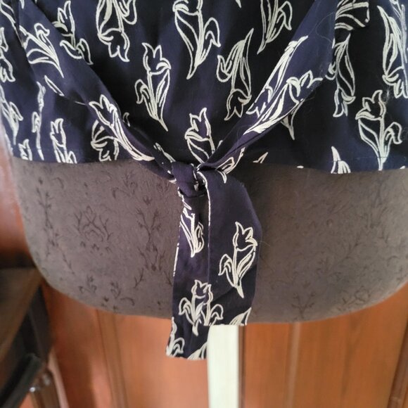 Vintage Navy Short-Sleeve Button-Up Blouse With White Floral Tulip Print & Back - Picture 2 of 8